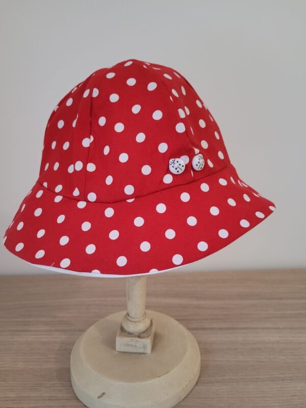 Chapeau imprimé pois blancs sur fond rouge doublé blanc