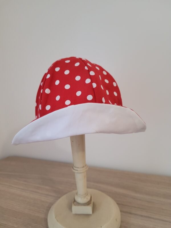 Chapeau imprimé pois blancs sur fond rouge doublé blanc – Image 2