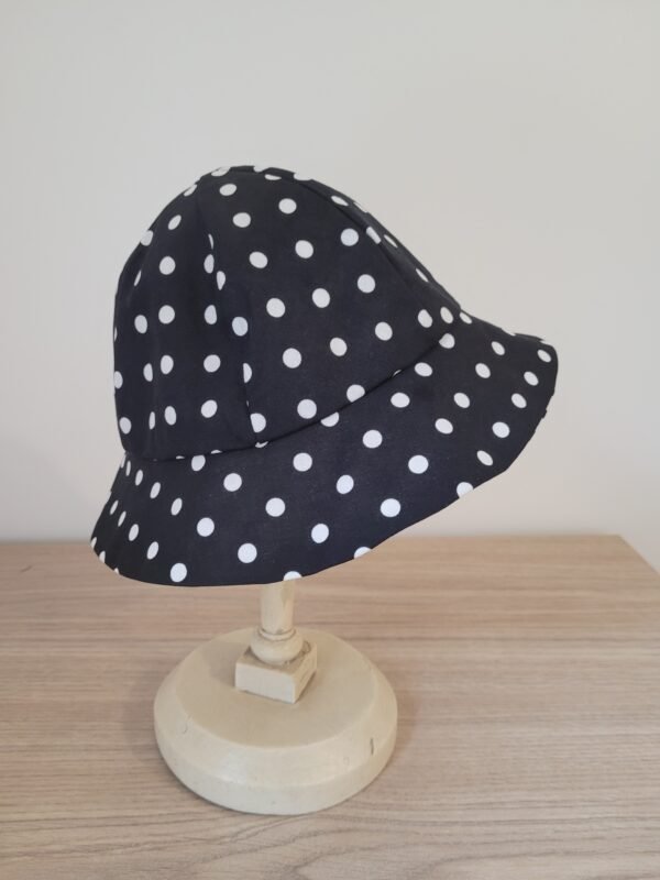 Chapeau réversible pois noirs pois blancs