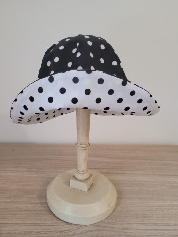 Chapeau réversible pois noirs pois blancs – Image 4
