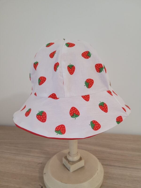 Chapeau imprimé fraises sur fond blanc doublé rouge – Image 3