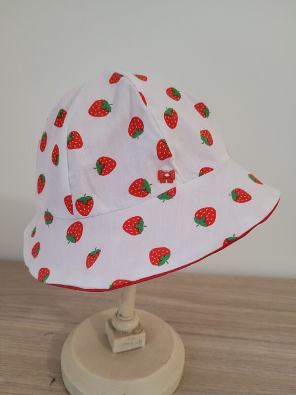 Chapeau imprimé fraises sur fond blanc doublé rouge