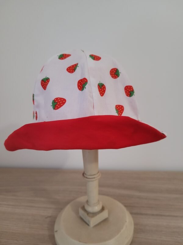 Chapeau imprimé fraises sur fond blanc doublé rouge – Image 2