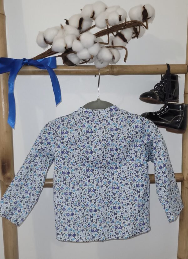 Chemise manches longues imprimé fleurs bleues et violettes – Image 4
