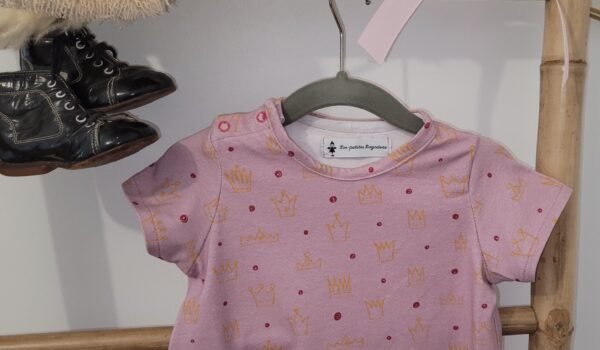 Combinaison imprimé couronnes sur fond mauve – Image 2