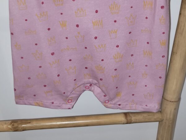 Combinaison imprimé couronnes sur fond mauve – Image 3